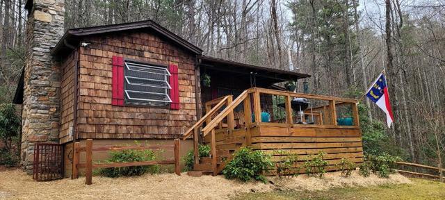 My safe cabin 🐻 home from the world in Western NC Blueridge Mountains 