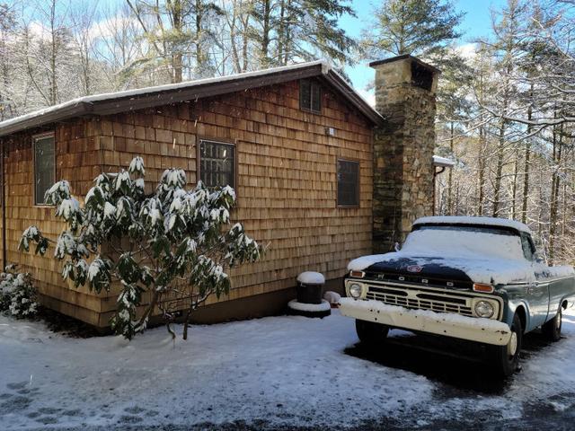 My safe cabin 🐻 home from the world in Western NC Blueridge Mountains 