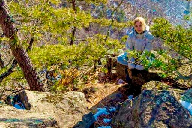 沿海地方（ロシア）では、地元の住民がペダン山を背景に娘を撮影しました...彼が家にいて大画面で写真を見ているまで、彼は何か変わったことに気づきま あまりにも見てみましょう！ あなたはそれを見たことがありますか？
